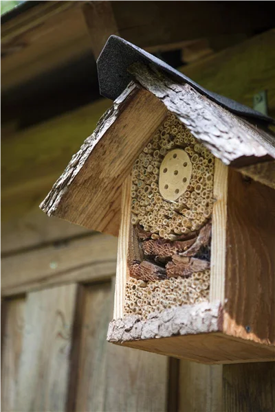 Ein Insektenhotel im Garten